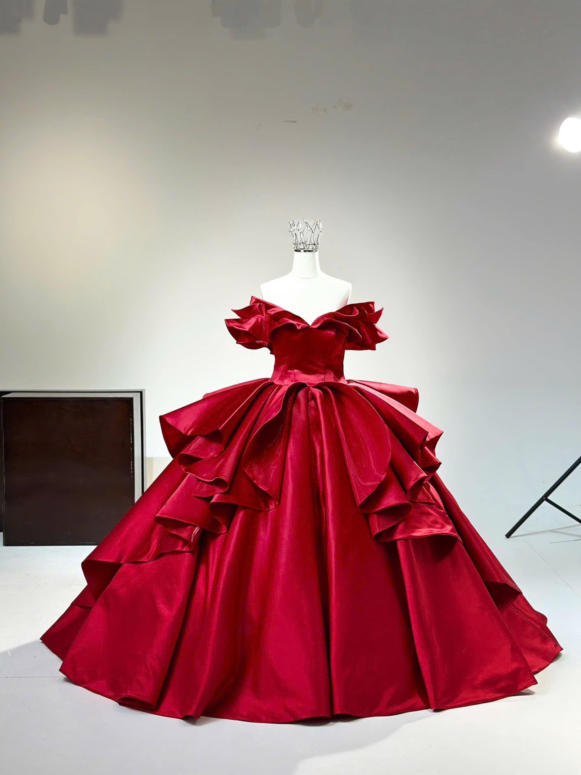 red ball gown wedding dress Elegant Red Wedding Dresses 2018 Ball Gown Scoop Neck 1/2 Sleeves Backless Appliques Lace Ruffle Royal Train
